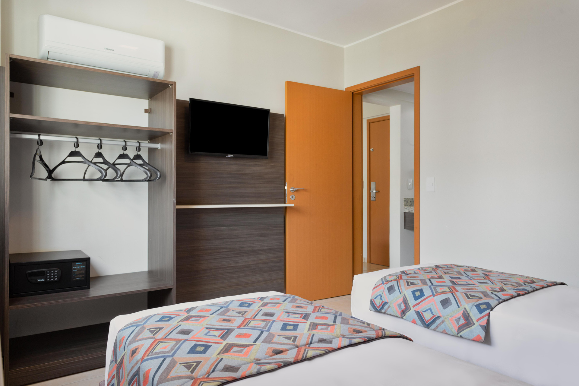 Deluxe, Twin Beds, Street View