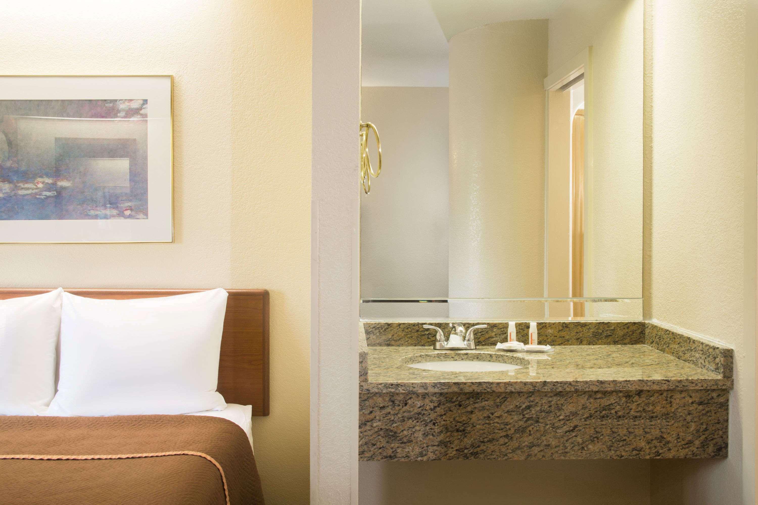 Travelodge By Wyndham Fort Myers Airport 23/23