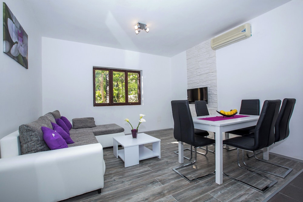 APARTMENTS VILLA ROZA 42/67