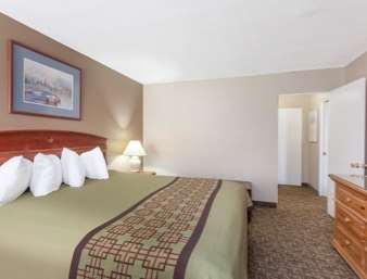 Ramada by Wyndham Fresno North 16/43