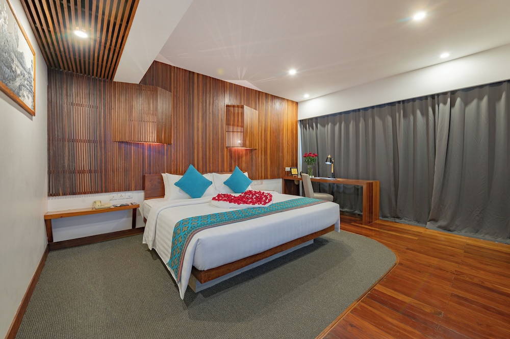 EXECUTIVE, SUITE, POOL VIEW