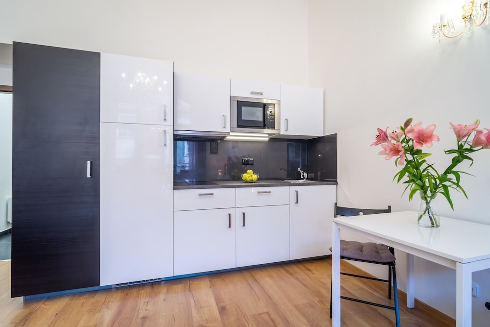 Royal Road Residence 9/50