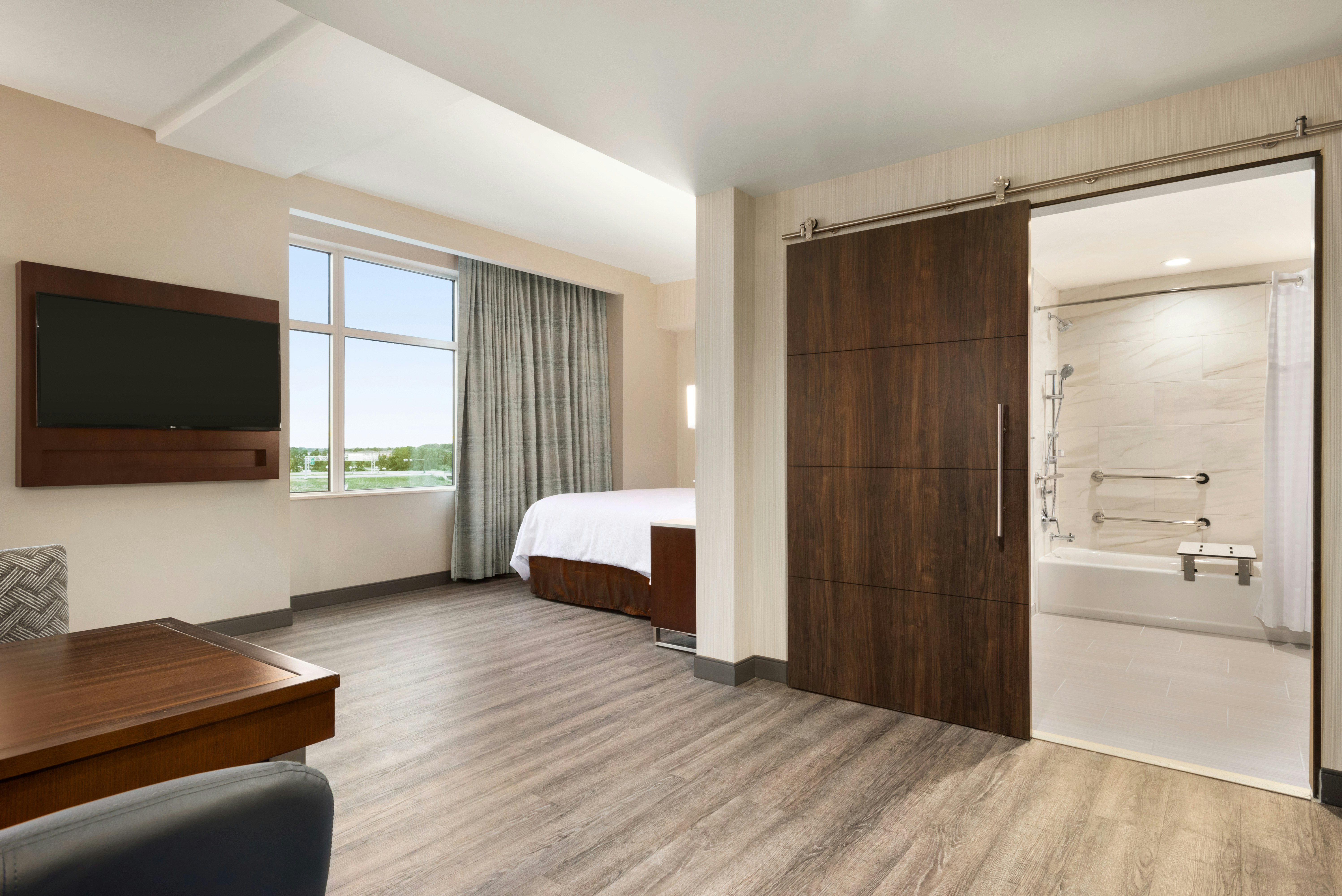 Studio, Suite, King Bed, Accessible