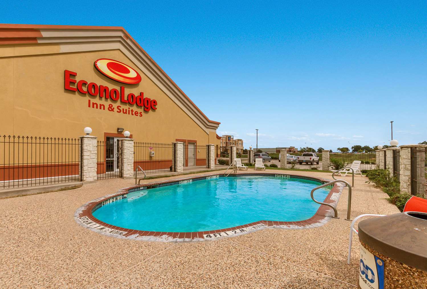 Econo Lodge Inn and Suites Bridgeport 28/29