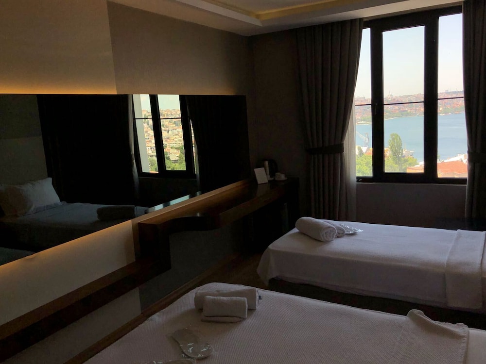 The Biancho Hotel Pera 26/73
