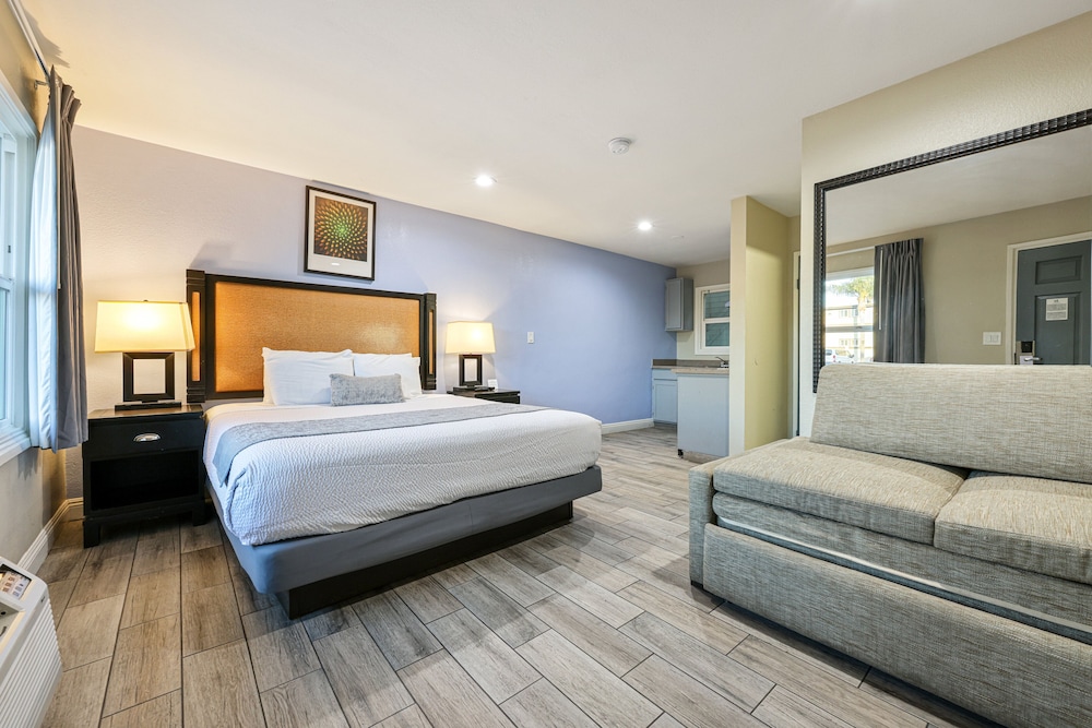 SUITE, QUEEN BED, SOFA, KITCHENETTE
