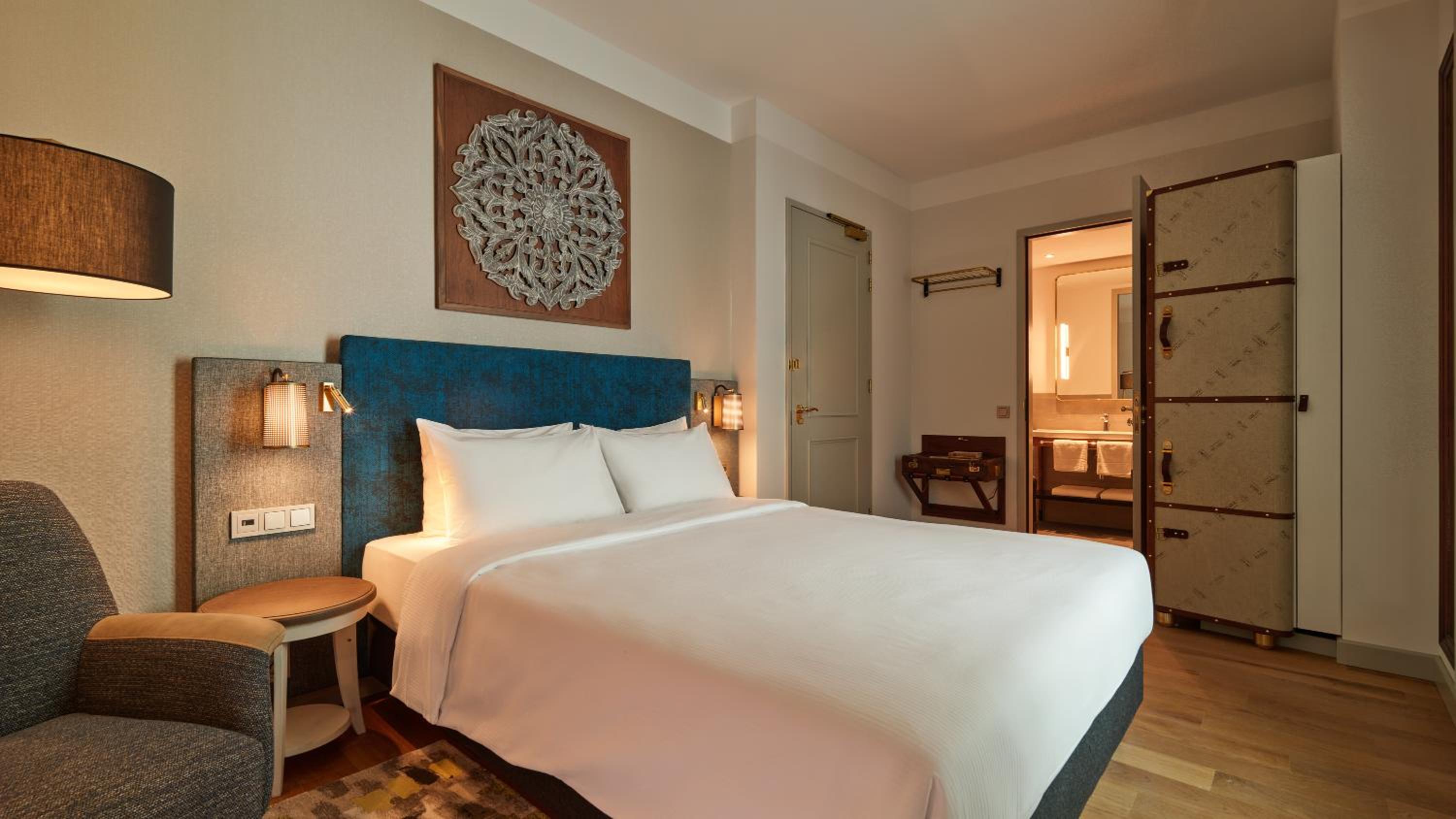 Room, Queen Bed, Atrium View، voco The Hague 4/7