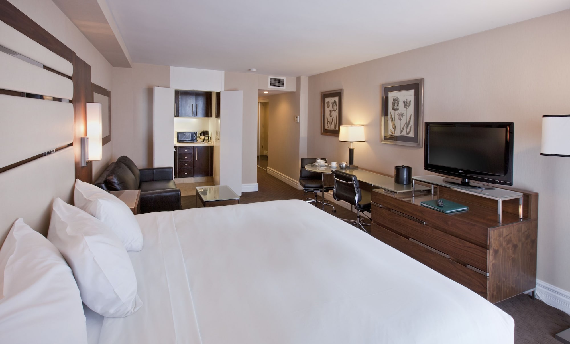 STUDIO, KING BED, SOFA