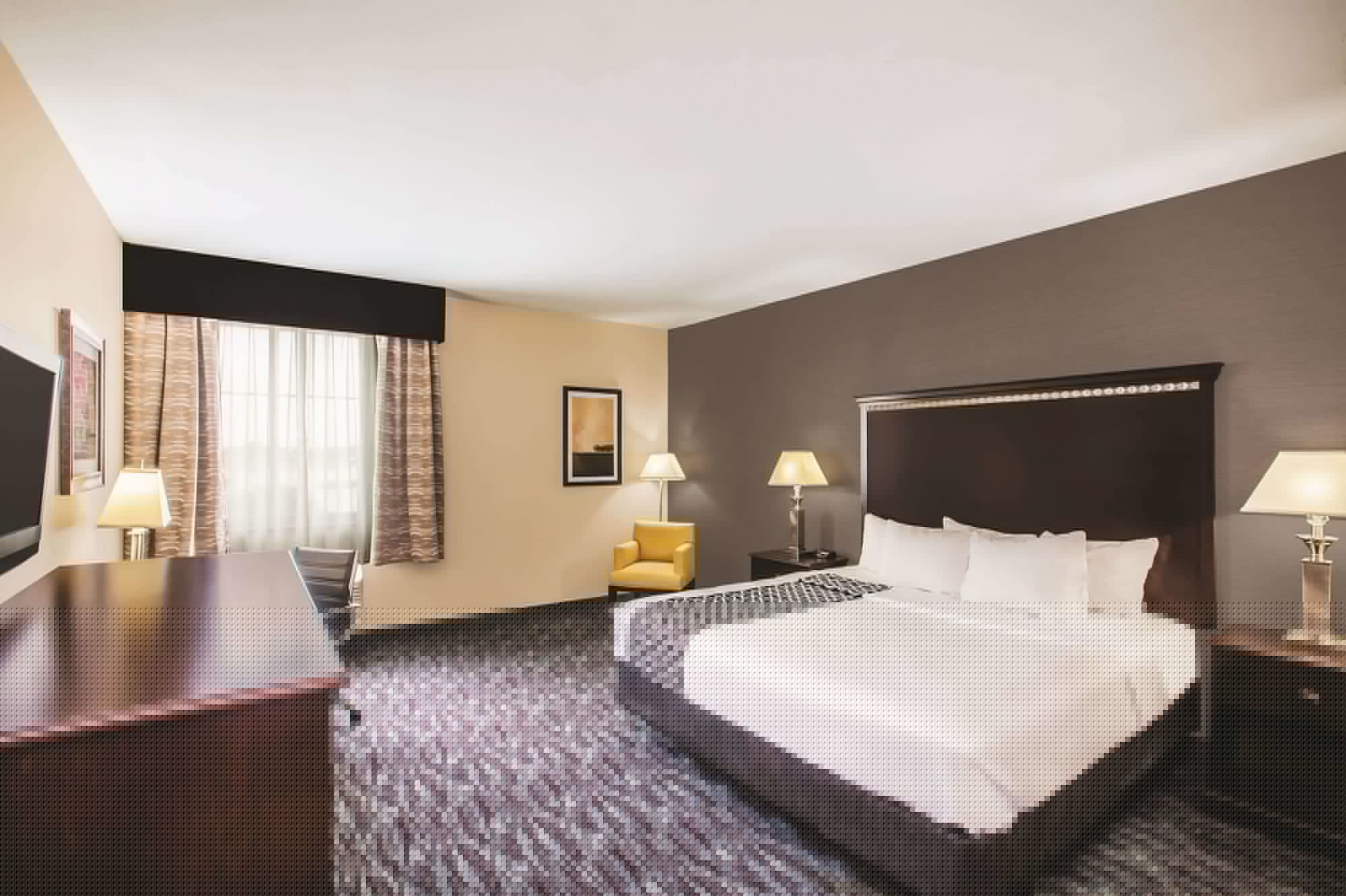 Family Suite, King Bed, Accessible