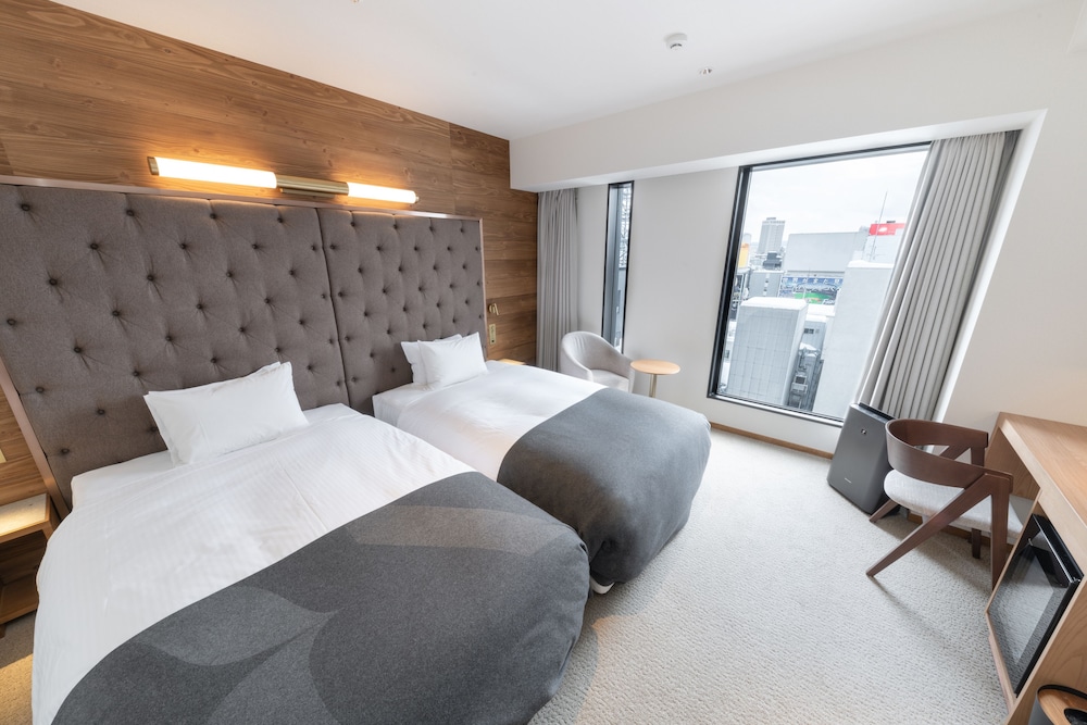 SUPERIOR, TWIN BEDS, CITY VIEW