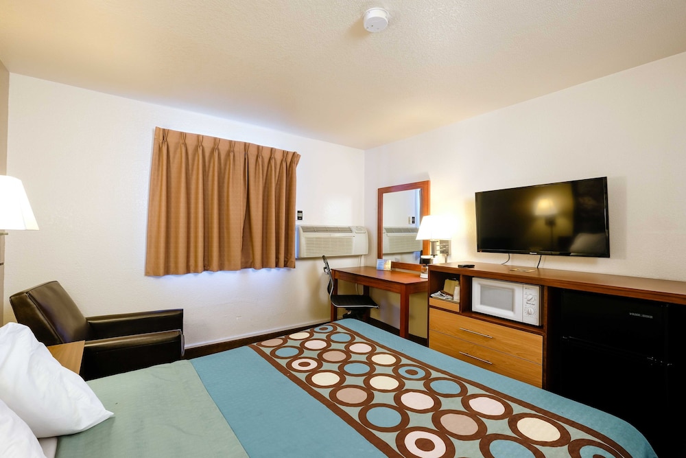 غرفة بسرير كوين بحوض استحمام لذوي الإعاقة، Super 8 By Wyndham Las Cruces/White Sands Area 3/6