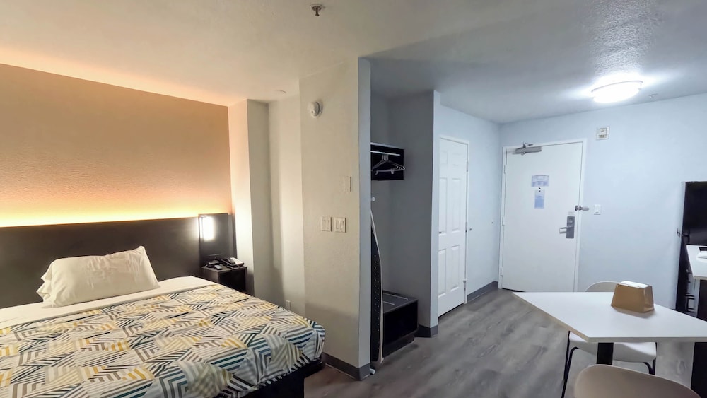 Standard, Queen Bed, Kitchenette