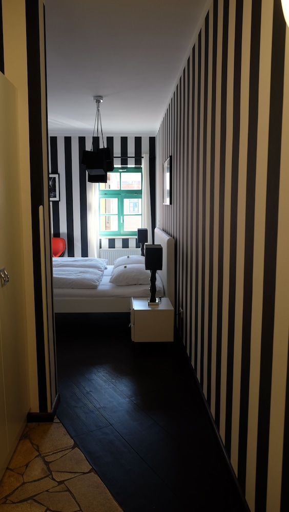 Backstage Hotel 6/31