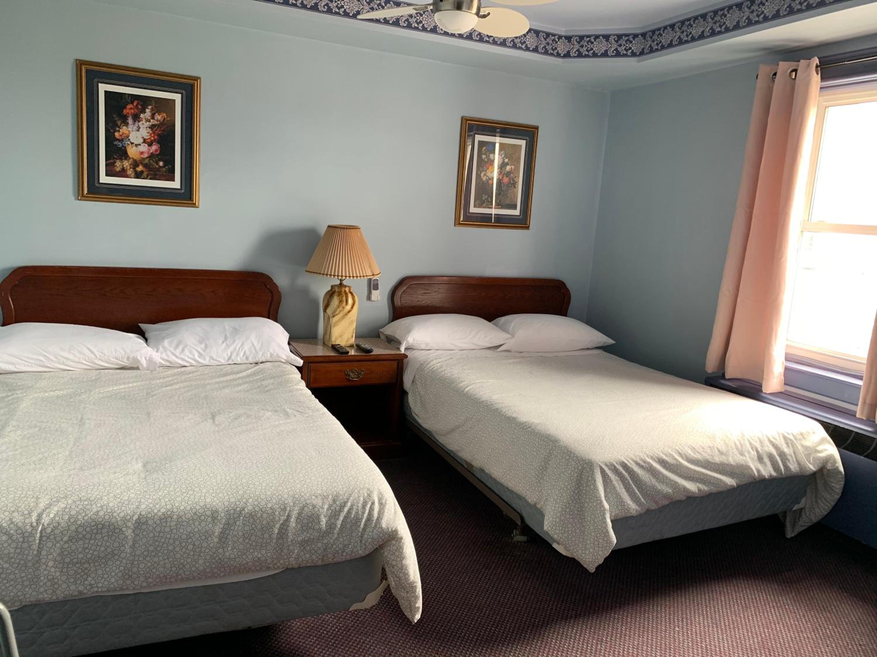 Room, 2 Queen Beds, Lakeview Hotel 2/10