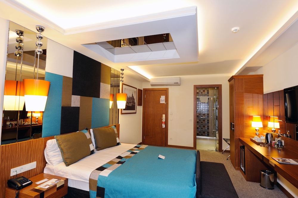 Collage Pera Hotel 8/30