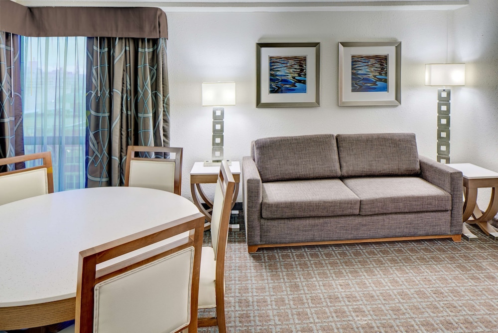 DoubleTree by Hilton Milwaukee Downtown 27/50