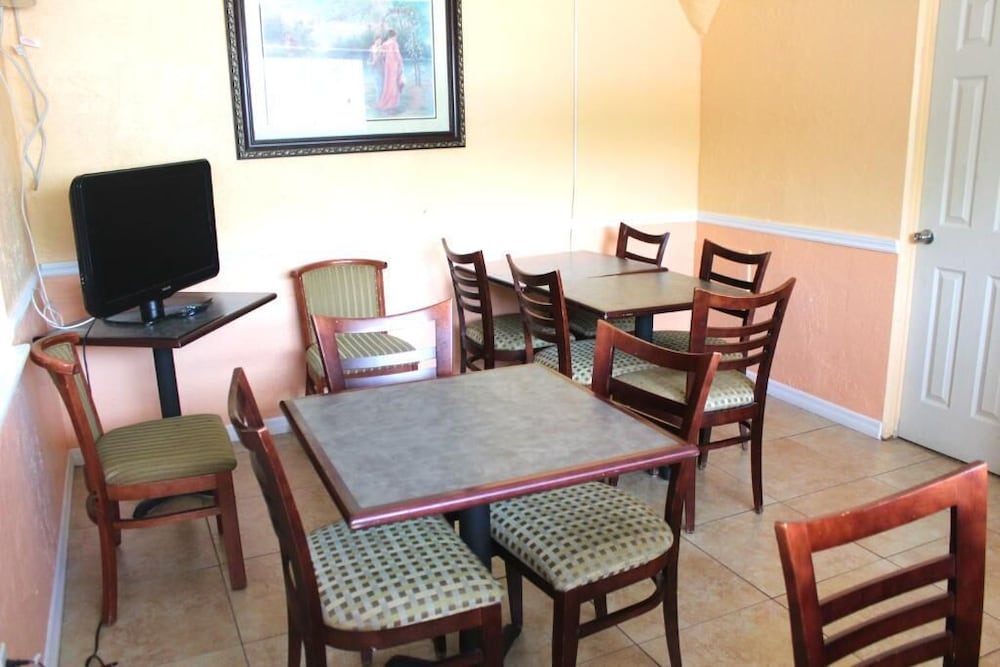 Econo Lodge St. Petersburg Central 39/54