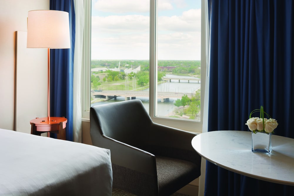 Hyatt Regency Wichita 33/80