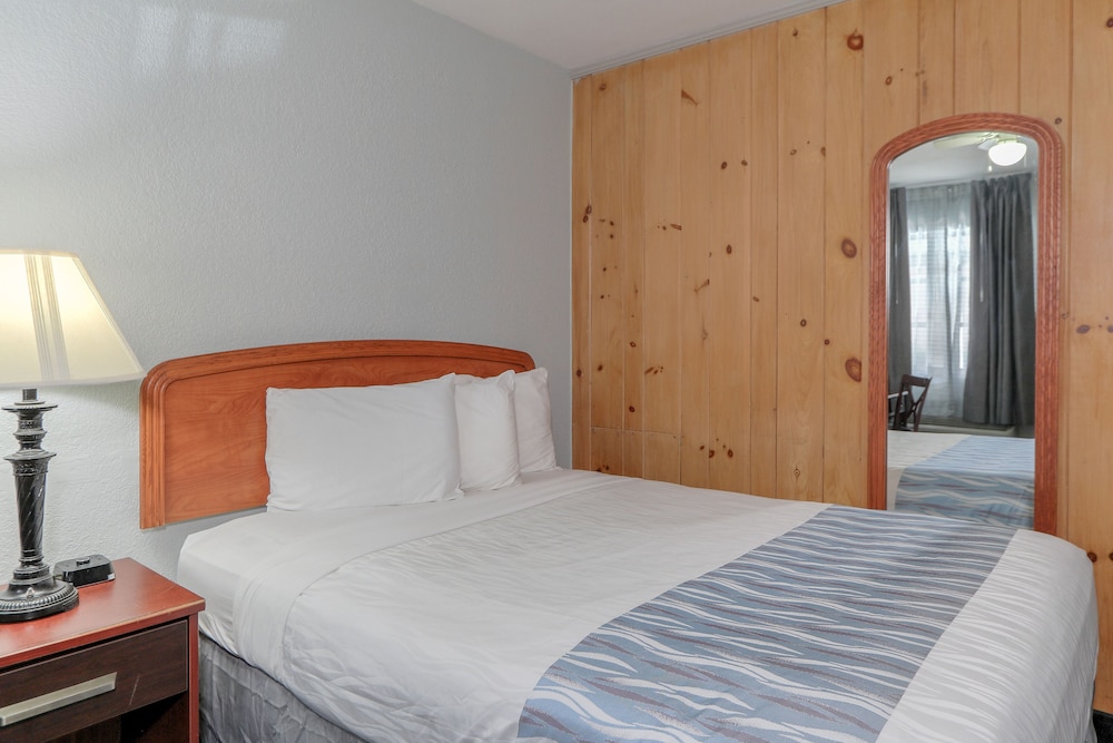 ROOM, QUEEN BED