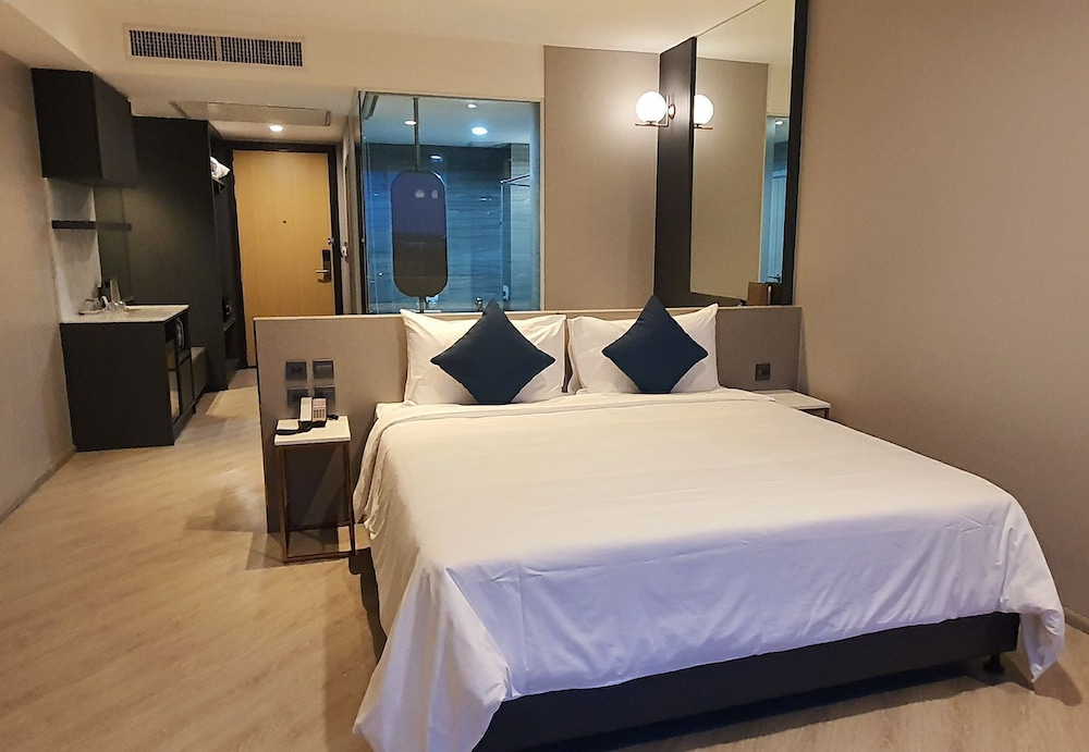 POOL, STUDIO, KING BED