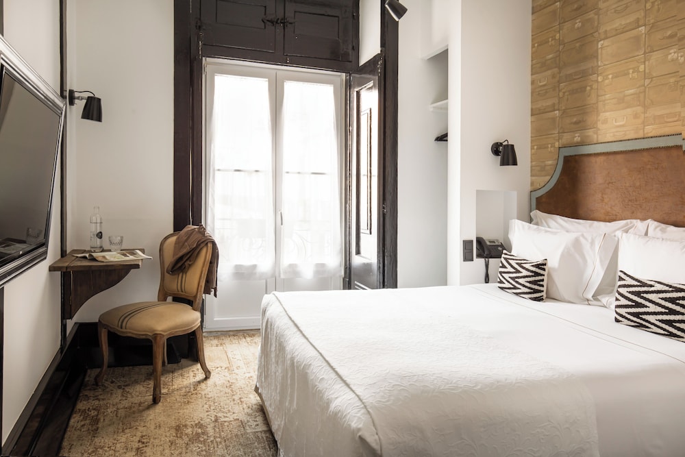 MINI, DELUXE, KING BED, SQUARE VIEW
