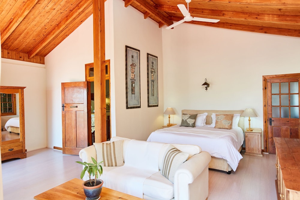Under Milkwood Resort 8/49