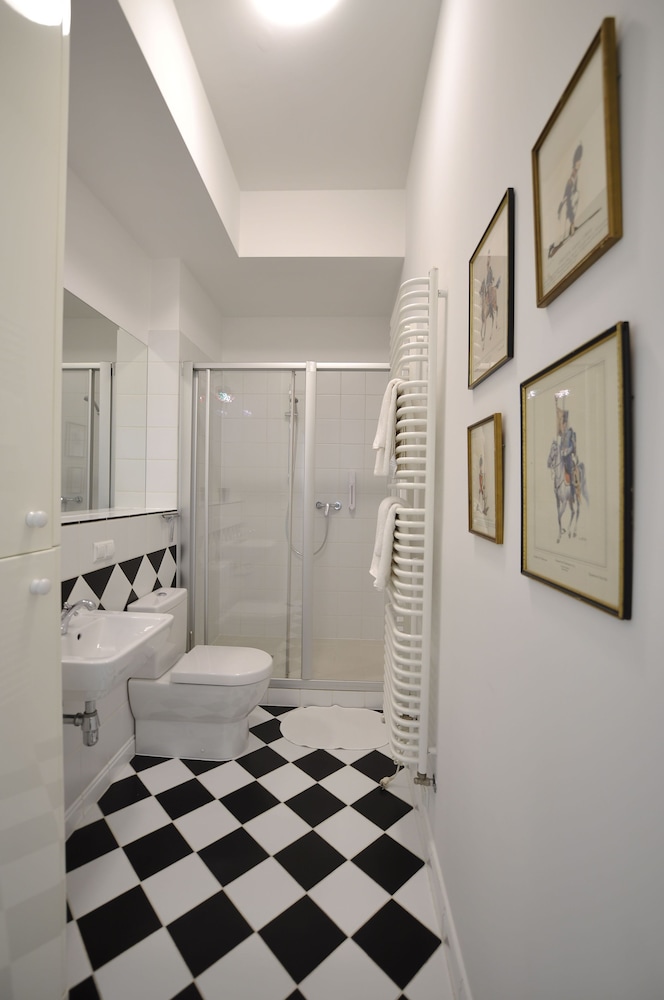 CRYSTAL SUITES OLD TOWN 67/68