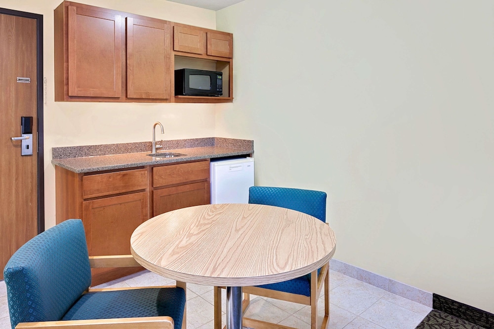 Days Inn By Wyndham Cadillac 37/39