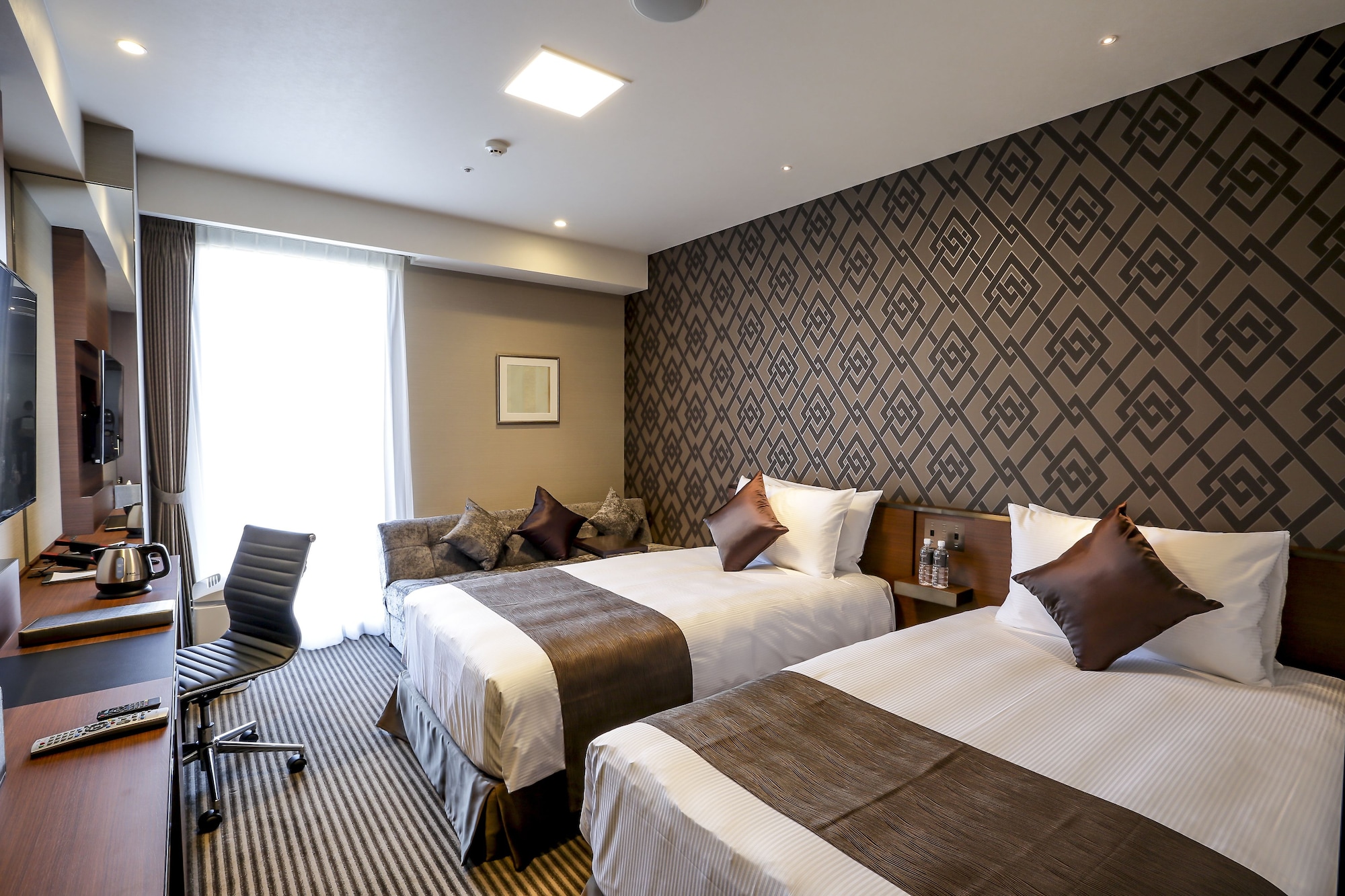 DELUXE, TWIN BEDS, SOFA