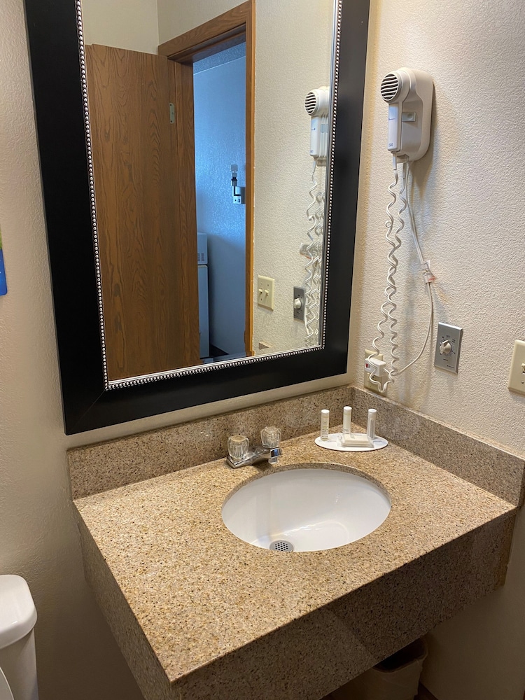 Baymont by Wyndham Dubuque 12/23
