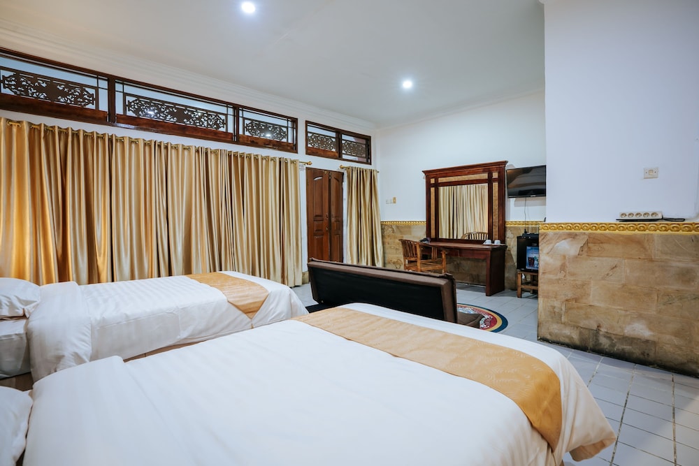 Deluxe, Twin Beds, Pool Side