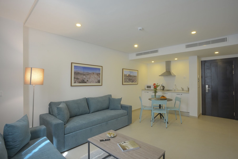 Maia Hotel Suites 20/44