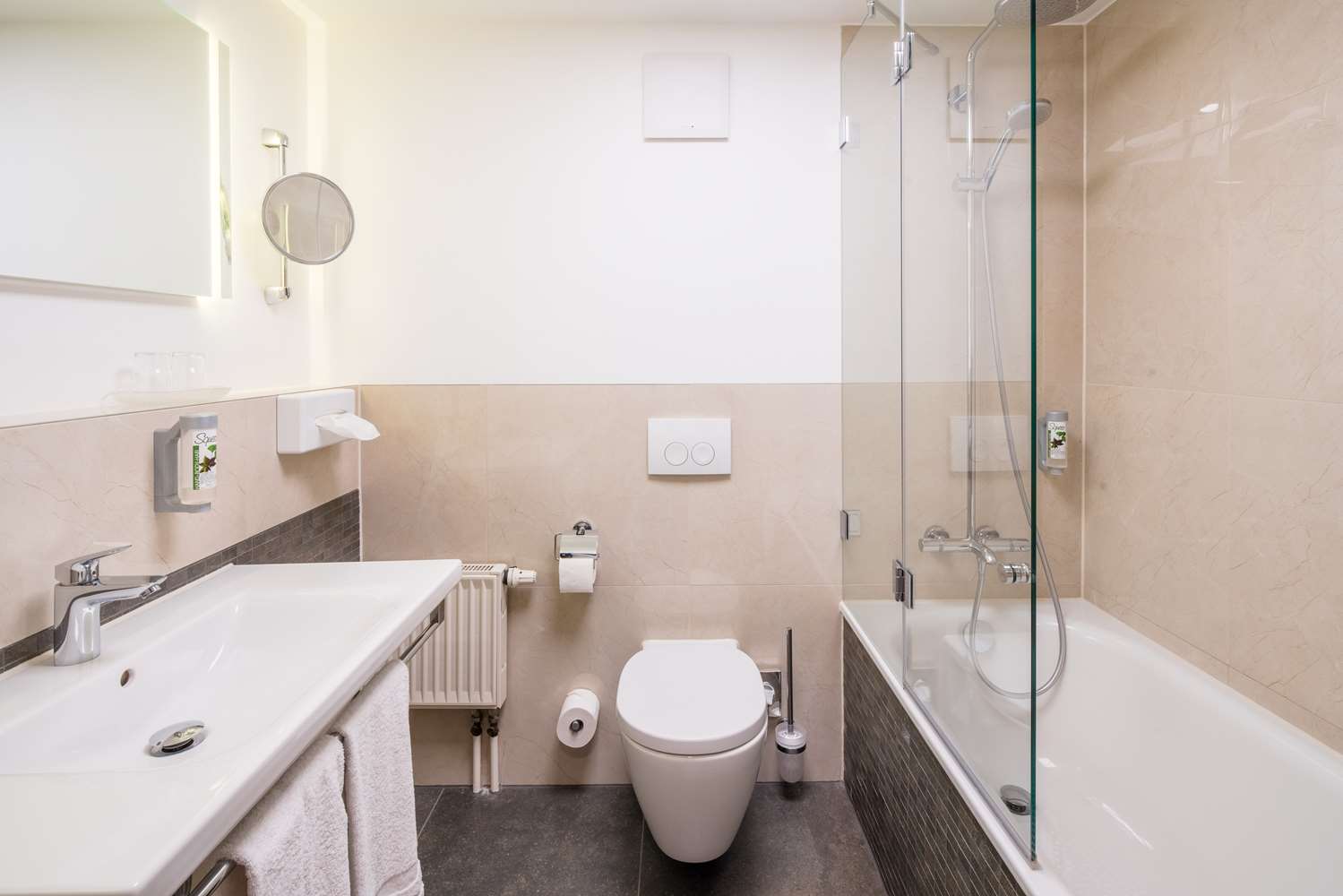 غرفة كومفورت بسرير مزدوج بحوض استحمام، Best Western Hotel Erfurt-Apfelstaedt 2/2