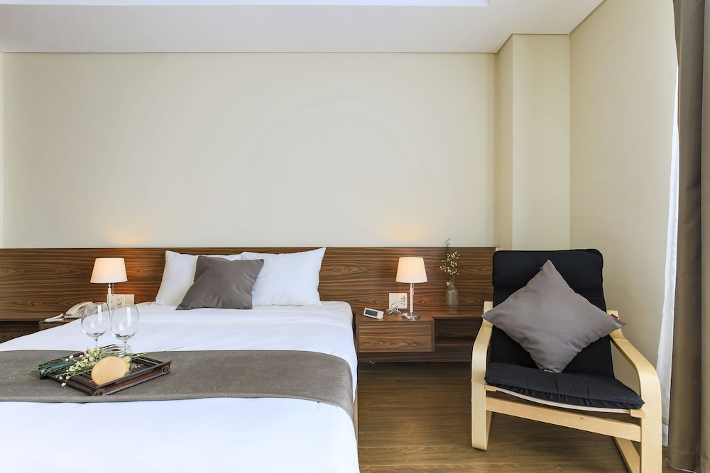 Aurora Serviced Apartments - Adults Only 10/39