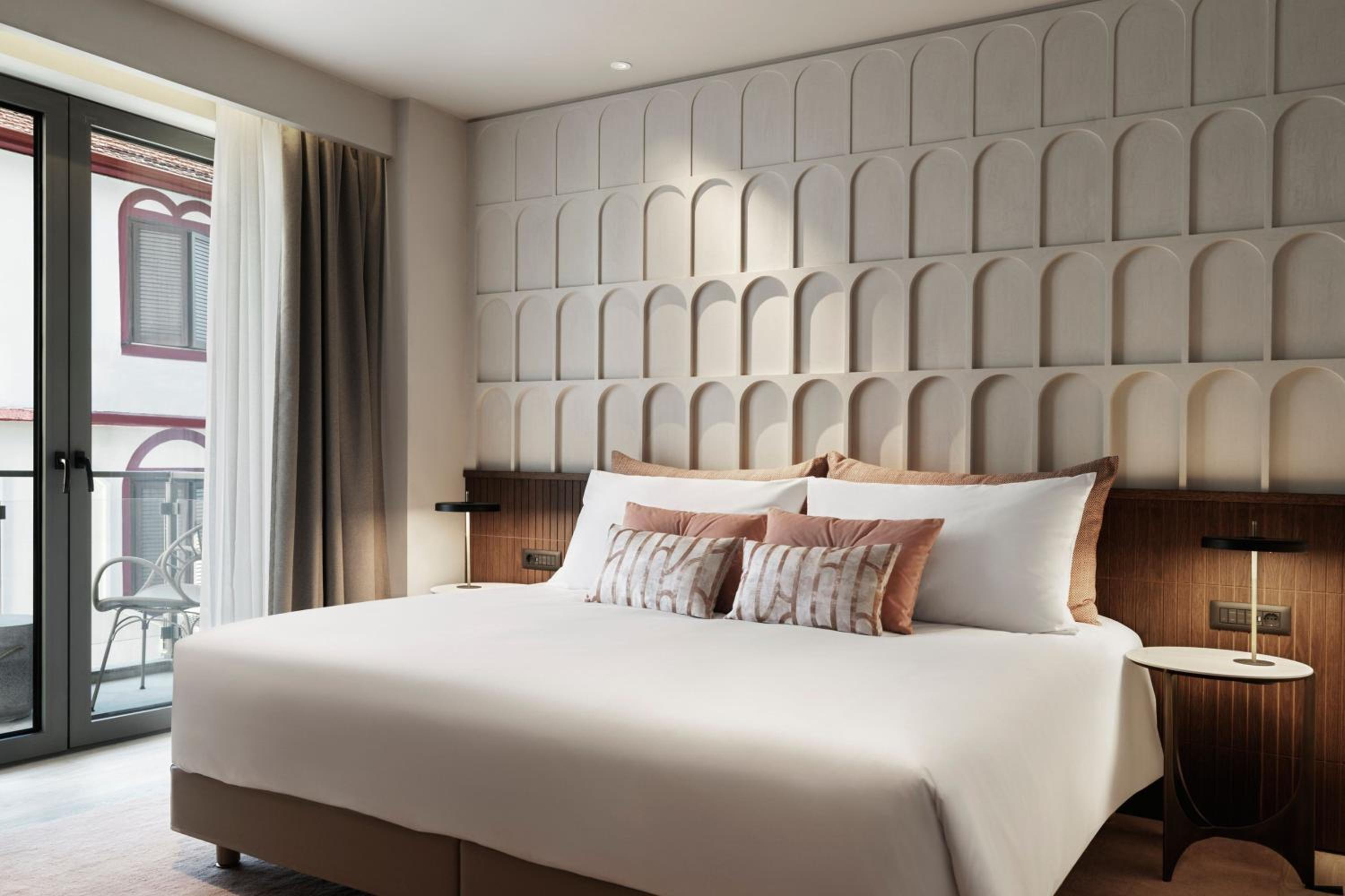 Classic, King Bed, Urban View, Balcony