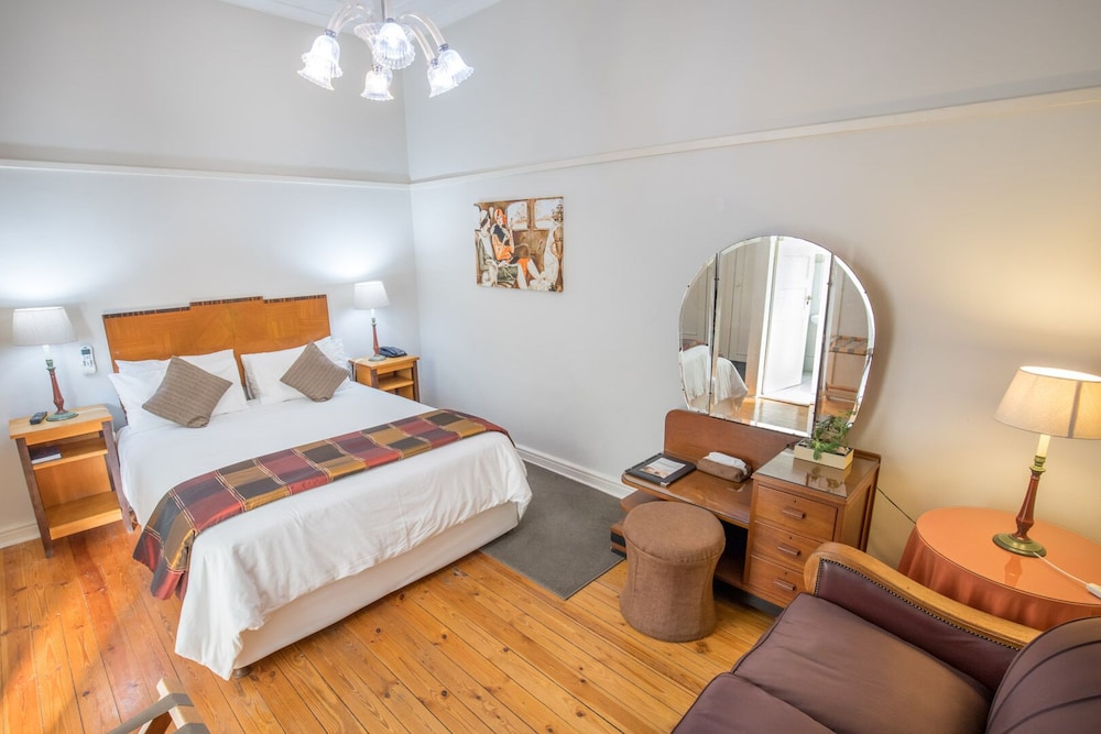 Montagu Country Hotel 23/89