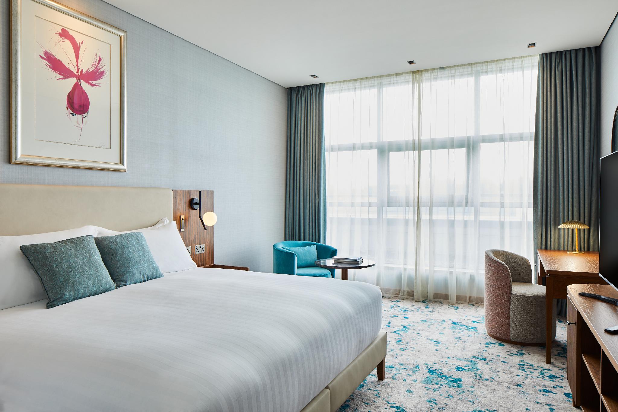 DELUXE, KING BED, LAKE VIEW