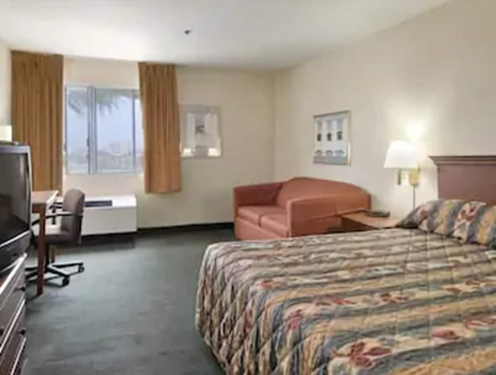Ramada by Wyndham Hawthorne LAX / LA Stadium 9/38