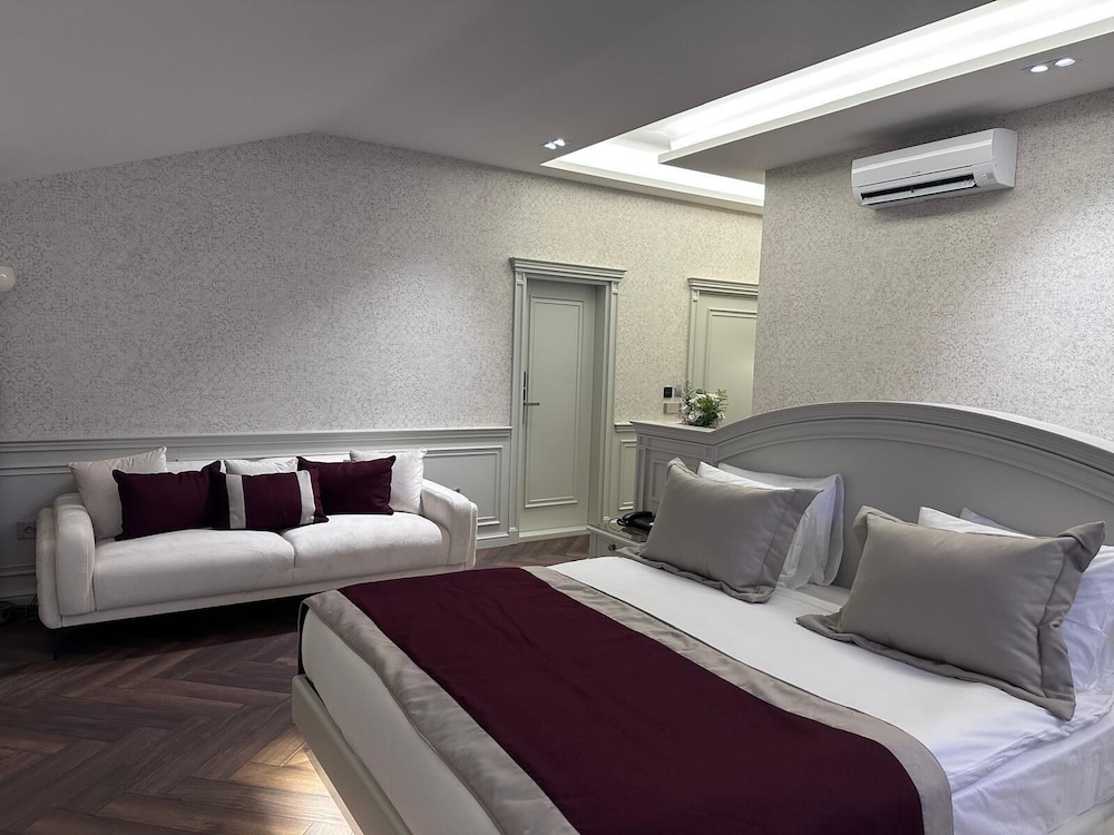 SUITE, KING BED
