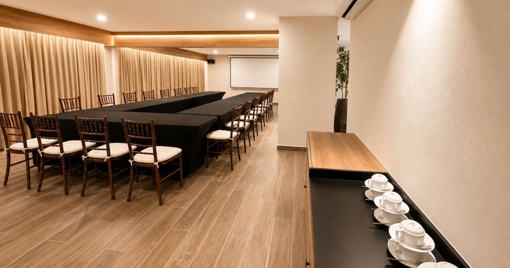 La Posada Hotel &amp; Suites 33/68