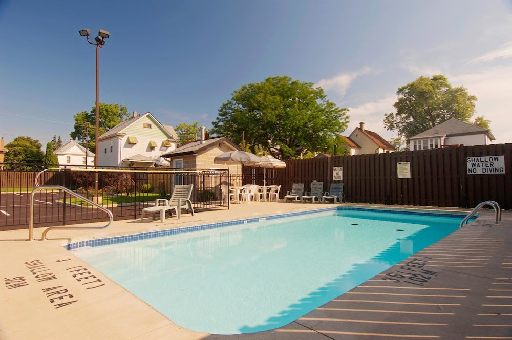 Super 8 By Wyndham Niagara Falls By The Falls 37/39