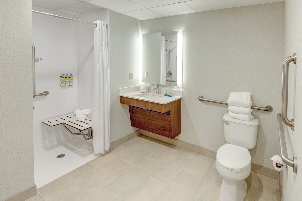 Holiday Inn Express & Suites West Long Branch - Eatontown 70/74