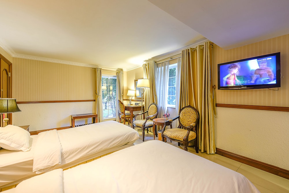 DELUXE, DOUBLE OR TWIN BED