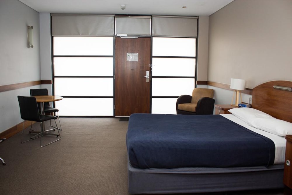 HIGHLANDER HOTEL 15/51