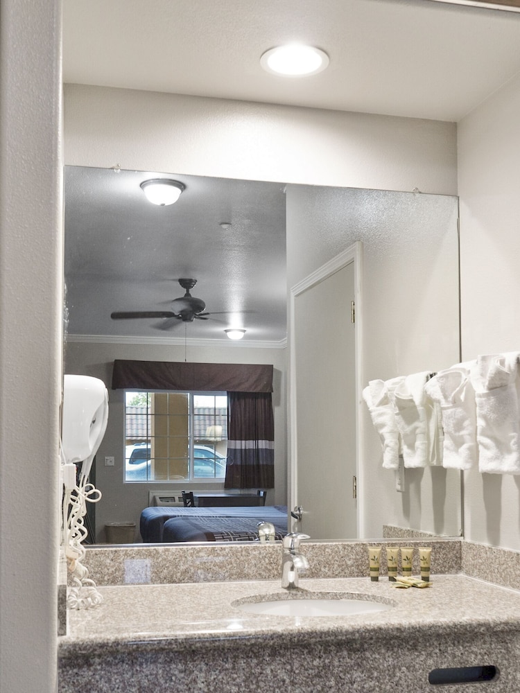 Rodeo Lodge (ex Americas Best Value Inn and Suites-Clovis/Fresno) 59/59