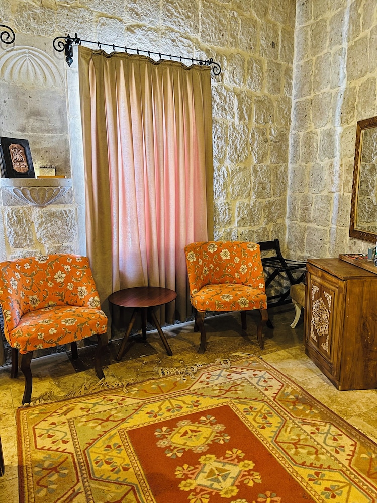 Caftan Cave Suites 24/49
