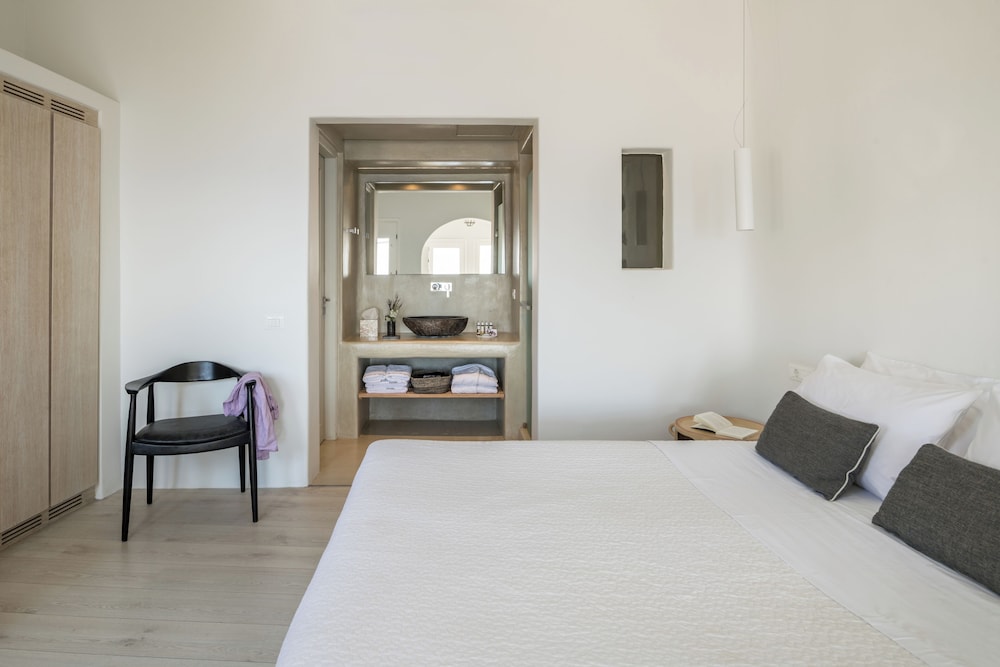 Deluxe, Suite, Queen Bed, Caldera and Sea View, Sofa, Jetted Tub
