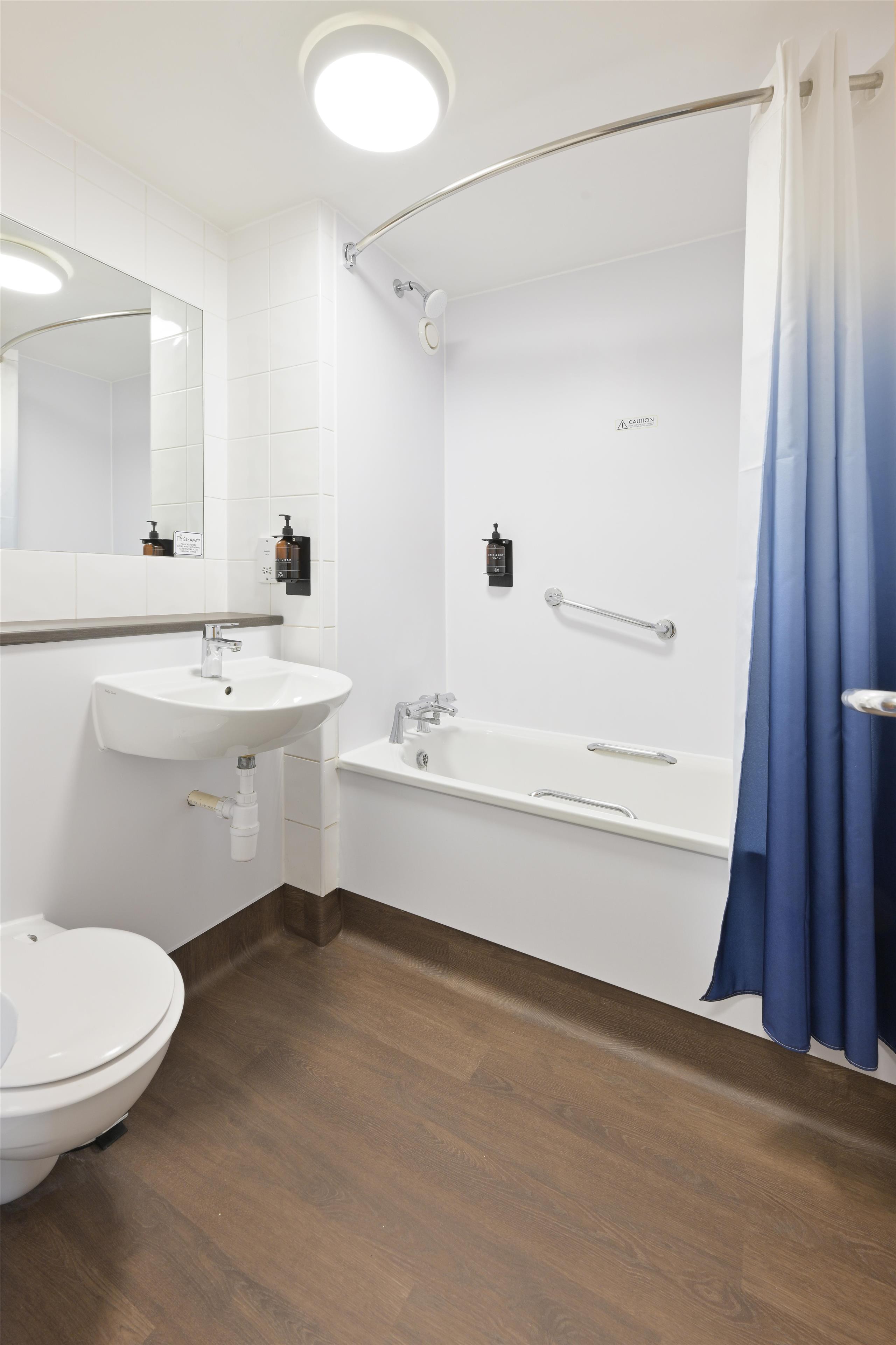 Travelodge Swindon Central 42/42