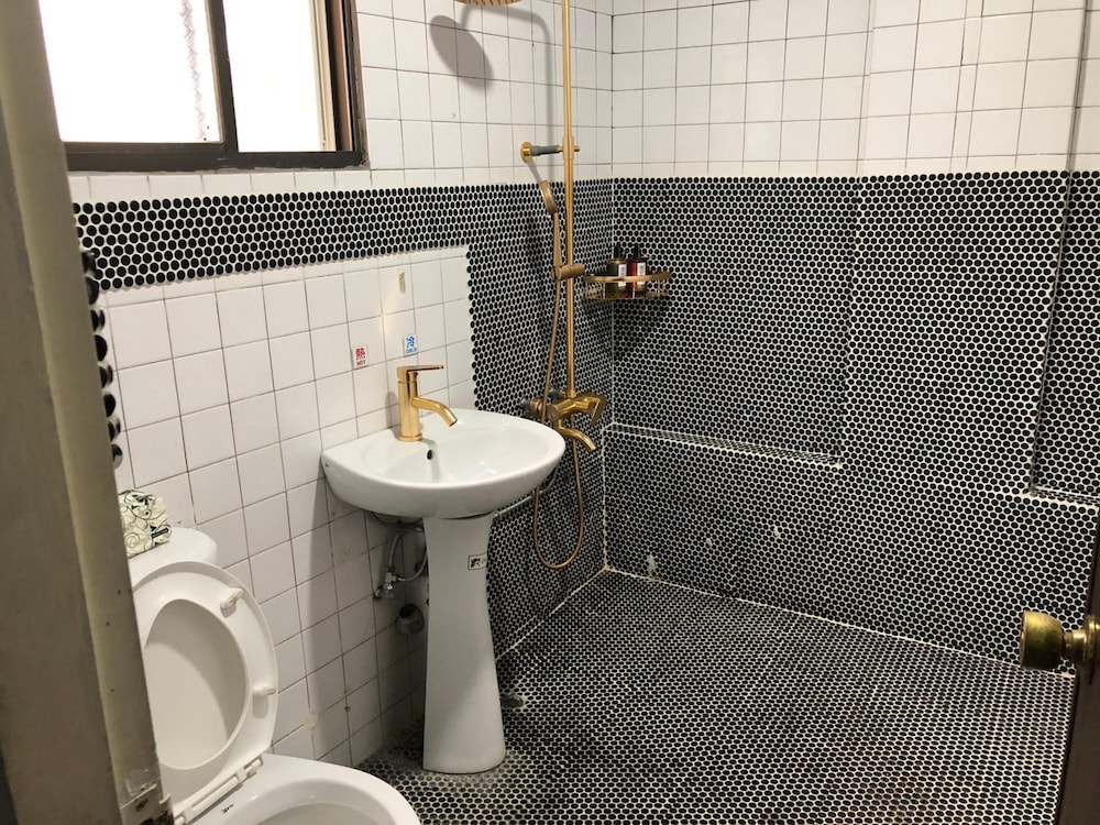 A Good Man's Hostel 18/21