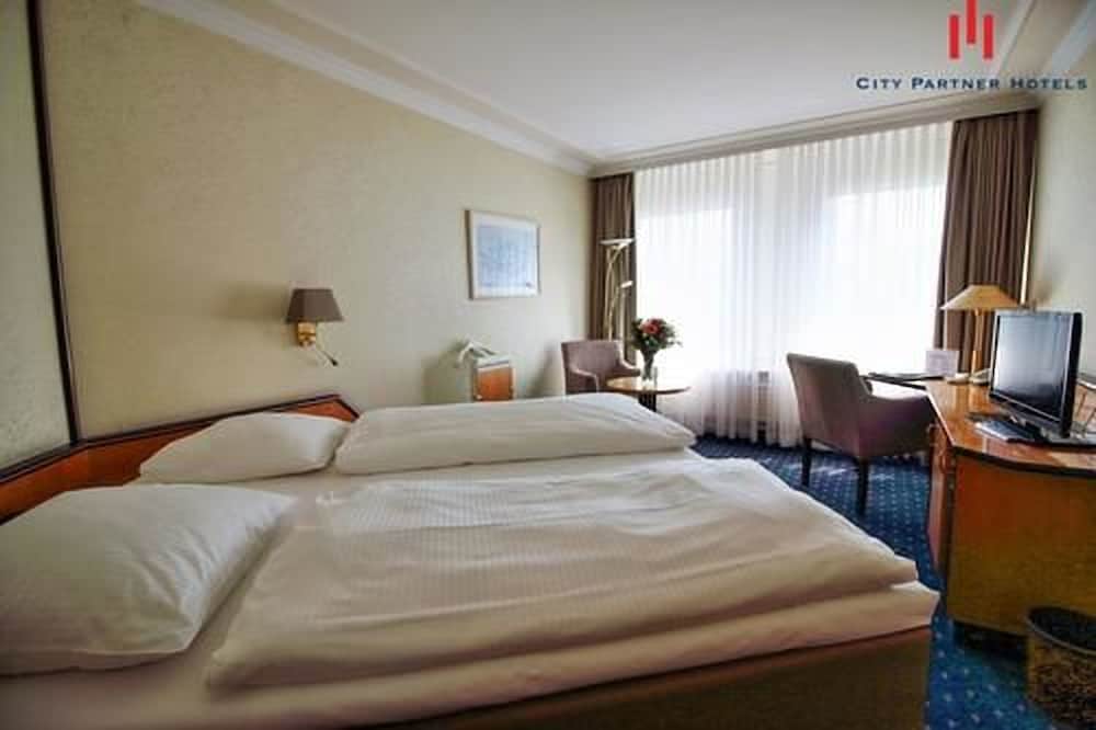 ROOM, DOUBLE BED